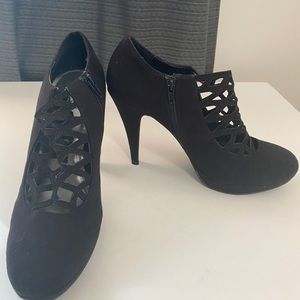 Black pumps size 6.5